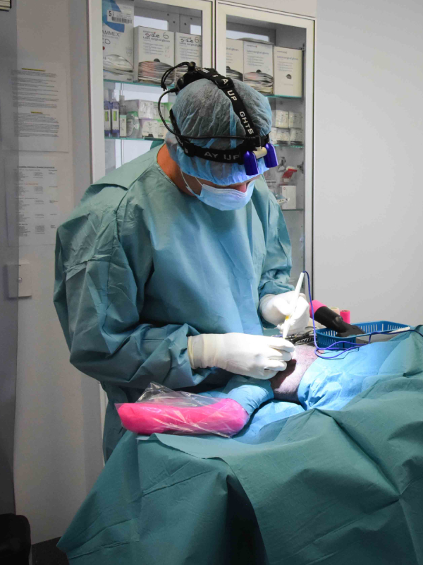 Yarrabilba Vet Hospital - Dr Grant Kemp performing surgery